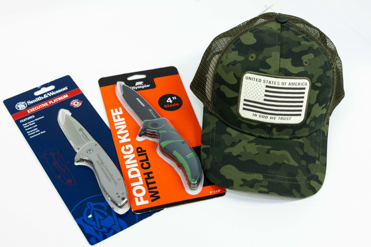 Lot  40 - 2 Knives, Camo Hat (With US Flag)