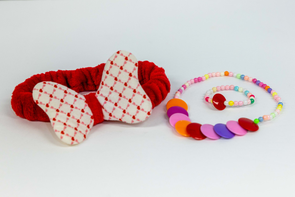 Lot 49 - Kids Jewelry & Headband Set